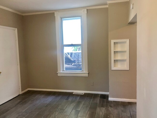 Building Photo - Charming 2 Bedroom on 15th Street!!