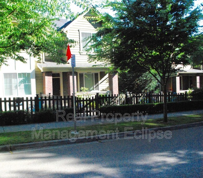 Building Photo - 10707 Ross Rd