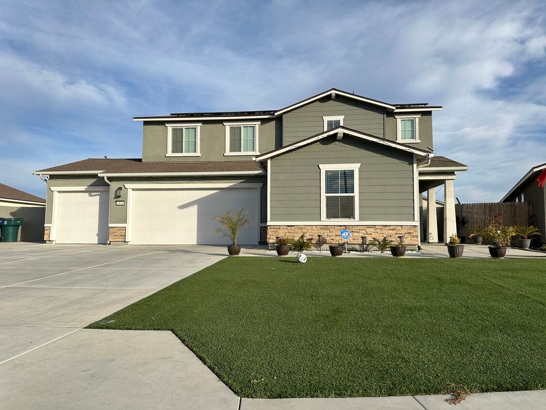 Foto principal - Beautiful 5 Bedroom Home in Tulare! Coming...