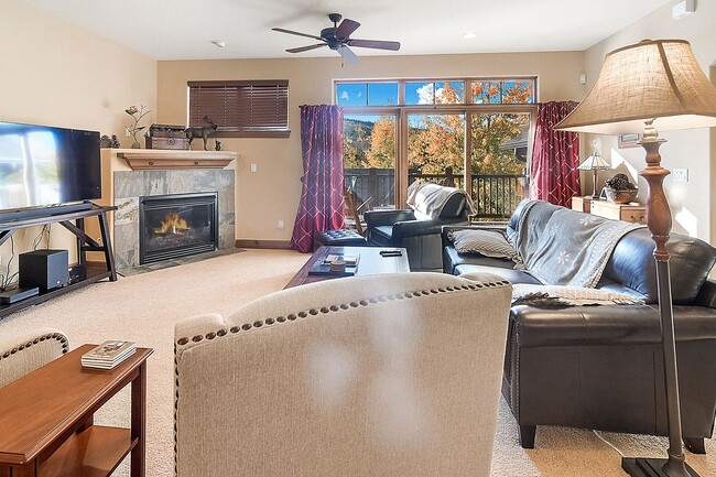 Building Photo - Beautiful townhome, ski shuttle, views, ut...