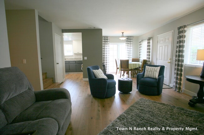 Foto del edificio - 3Br 2 1/2Ba, 2 Story Condo Avail May 1st short term lease