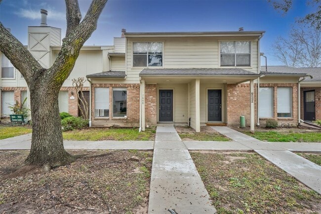 Building Photo - 7848 Green Lawn Dr