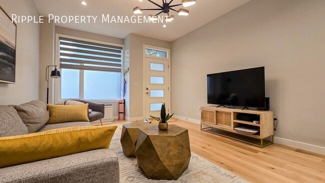 Building Photo - Modern 3 Beds, 2.5 Baths TownHouse | No Pe...