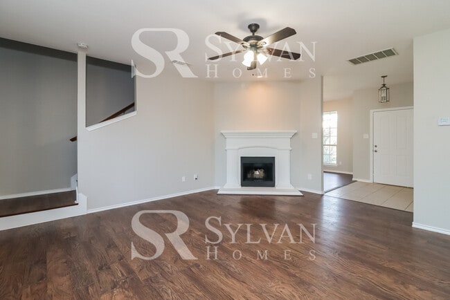 Building Photo - Welcome home to this stunning 3 bedroom, 2.5 bathroom home