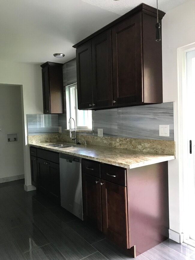 Kitchen - 207 Mooney Dr