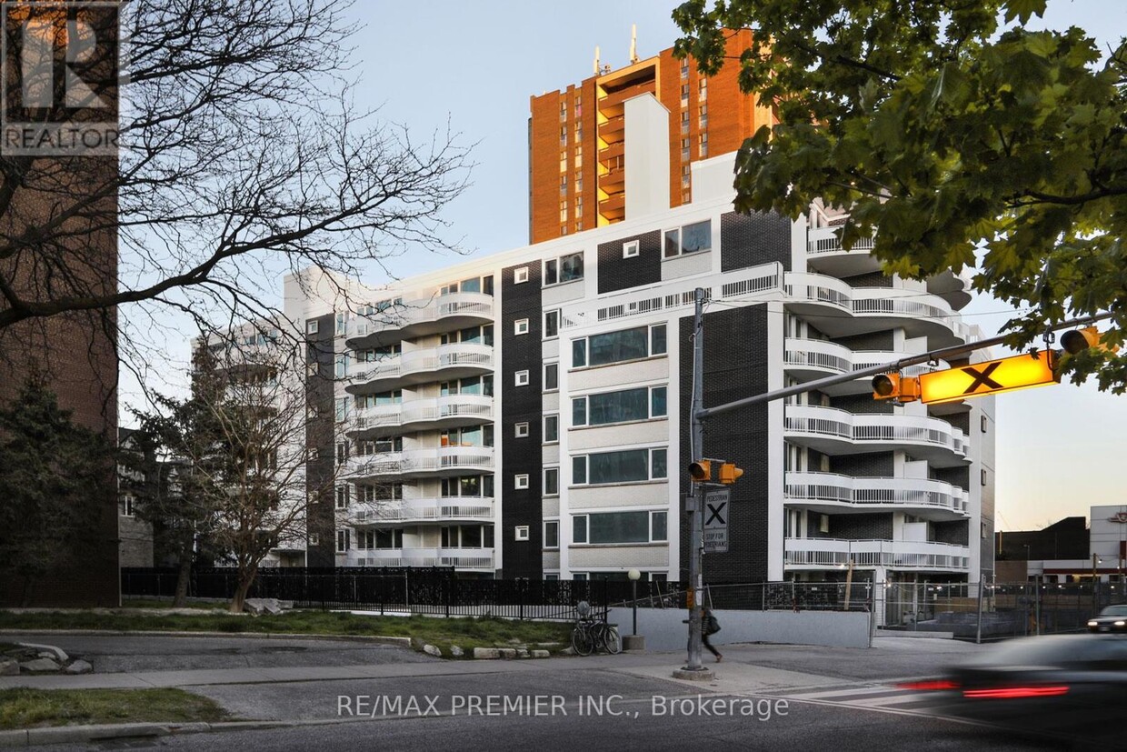 Primary Photo - 11-411 Walmer Rd