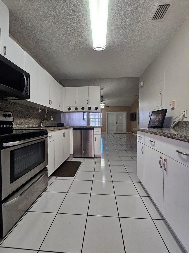 Foto del edificio - 8905 NW 121st St