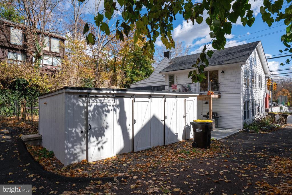 Primary Photo - 729 Main St