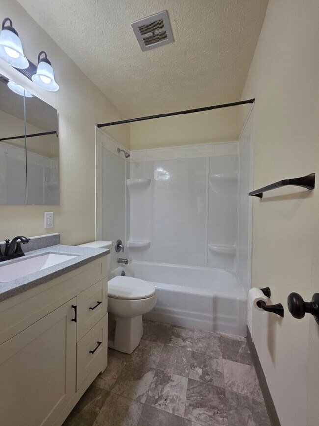 Foto del edificio - Spacious Three Bedroom!