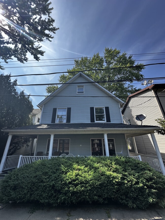 Building Photo - 1533 Ross Ave