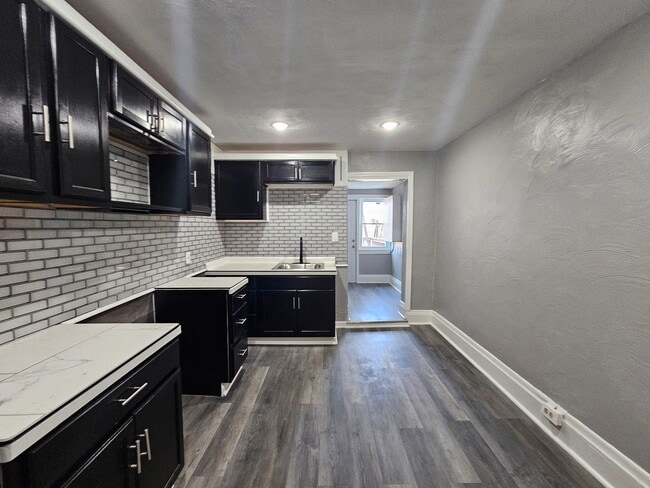 Building Photo - Newly updated 2 bedroom 1 bath apartment f...