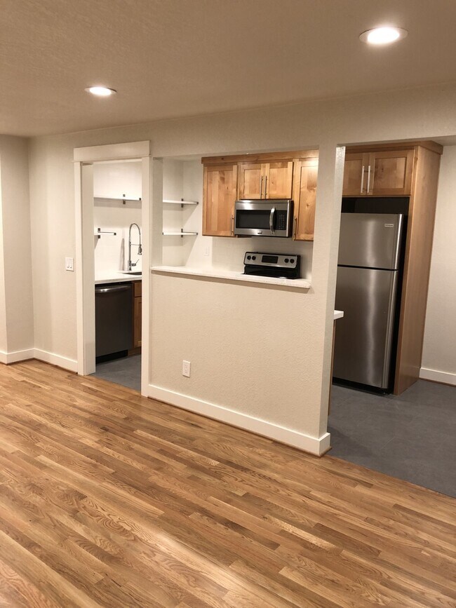 Building Photo - Juneau University Court Storage-W/D-Parking-Pets