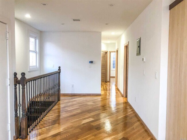 Foto del edificio - 67-21-6747 47th Ave