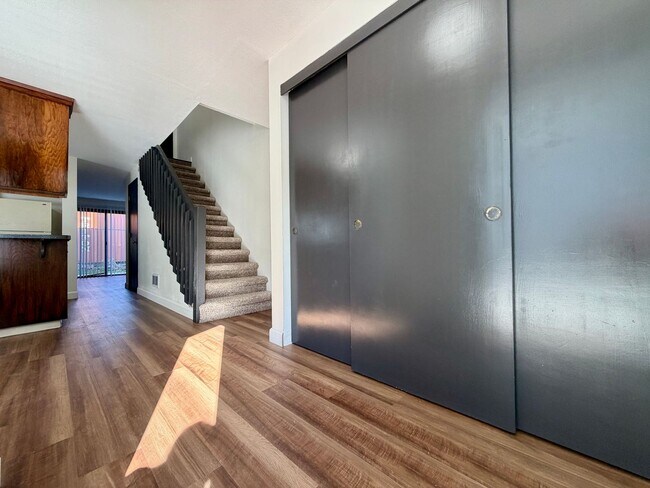 Building Photo - **SEE LEASING SPECIAL BELOW** Spacious Townhouse in the Heart of Garden Home~ New LVP Flooring~ W...