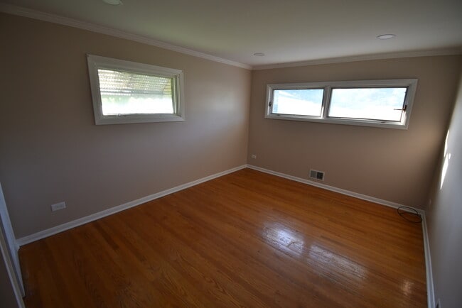 Building Photo - 907 S Elmhurst Rd