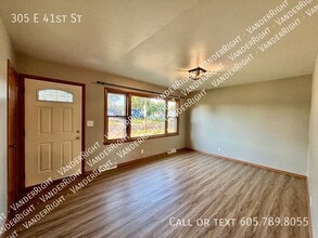 Building Photo - 305 E 41st St