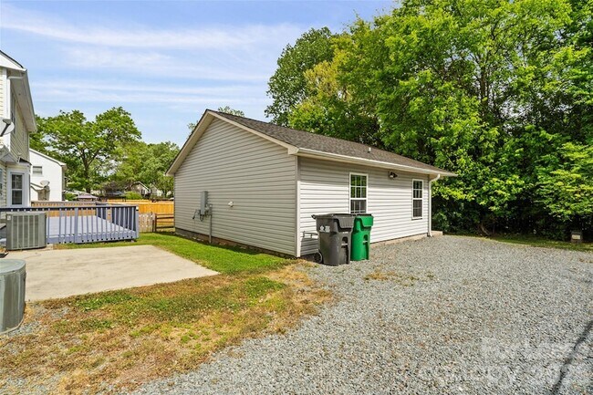 Foto del edificio - 6602 Porterfield Rd