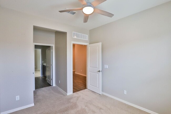 Building Photo - Spacious 4 bed 3 bath