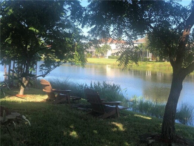 Foto del edificio - Beautiful spacious 5 bedroom 3.5 bathroom ...