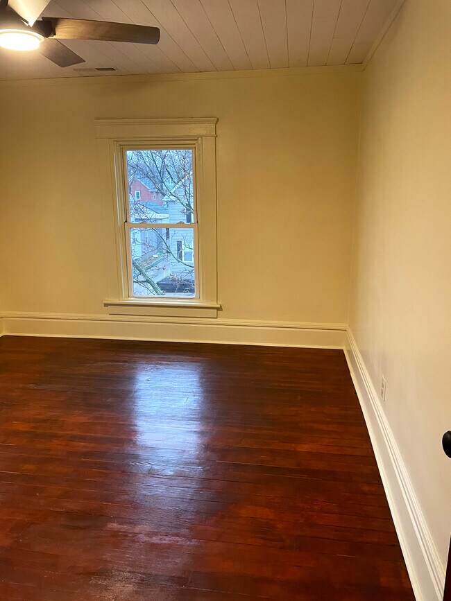 Foto del edificio - 889 N Main St