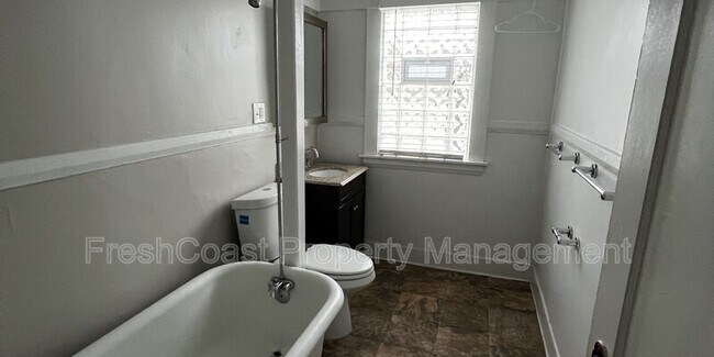 Building Photo - 12401 Larchmere Blvd