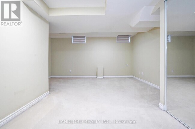 Photo du bâtiment - 8 Wood Dale Rd