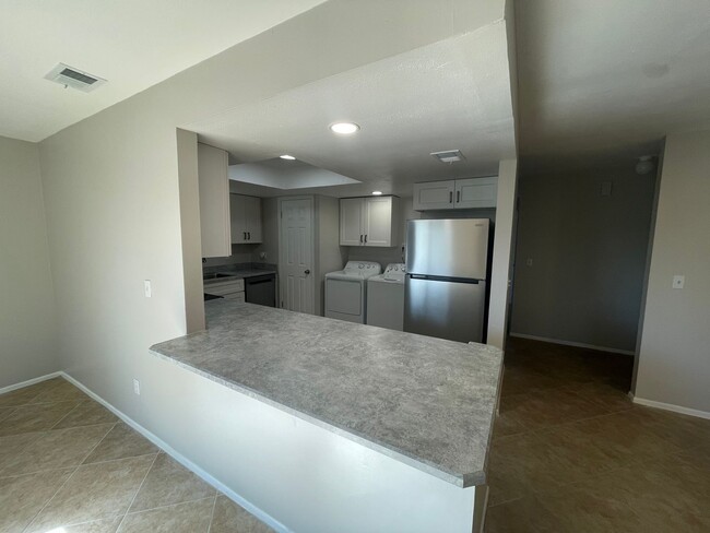 Building Photo - Newly Remodeled 2/2 Condo in South Daytona...