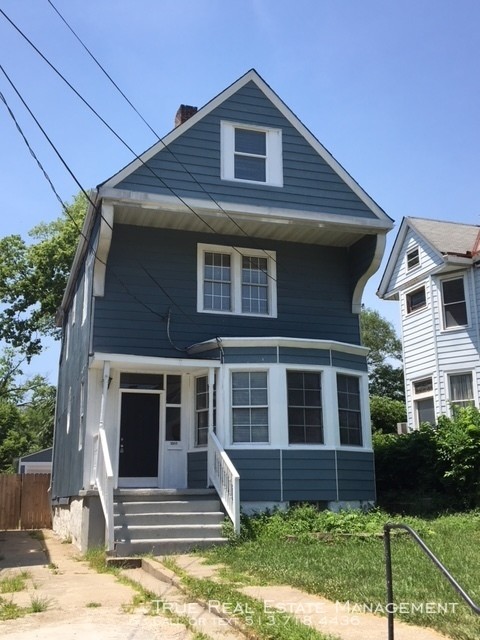 Primary Photo - Available Now! Large 5 bedroom Home!