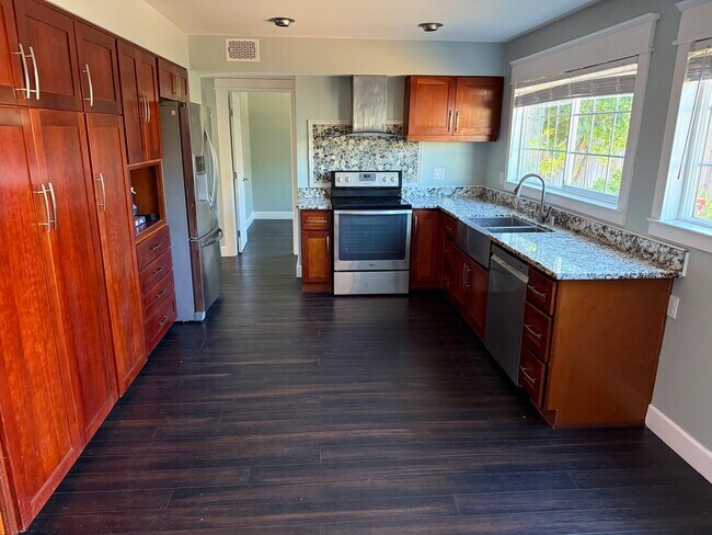 Building Photo - 486 Waskow Dr