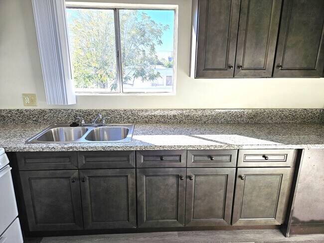 Building Photo - North Hills, cute 1bd/1ba, move-in ready!