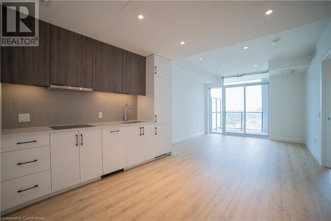 Photo du bâtiment - 741 King St W
