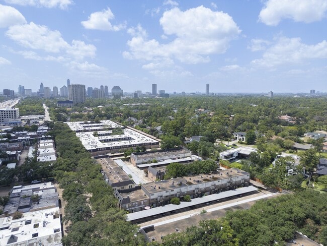Building Photo - 429 N Post Oak Ln