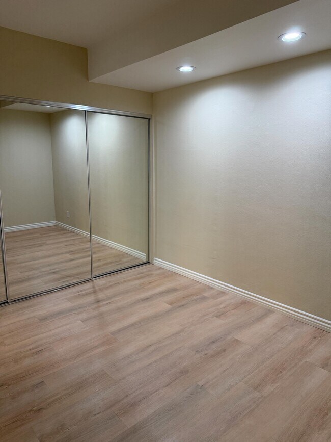 Dormitorio con armario grande - 140 Linden Ave