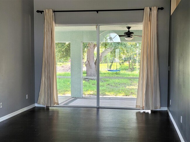 Building Photo - 798 SW McCall Rd