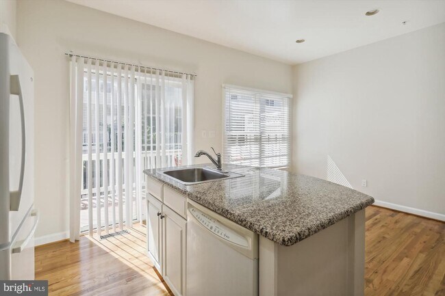 Building Photo - 514 Fallsgrove Dr