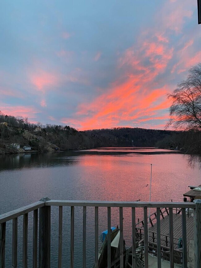 Esta es su vista de cubierta - 129 Lakemere Dr