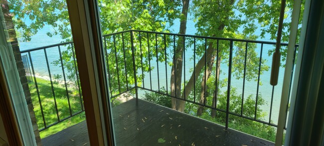 Apt. 210 balcony - 1073 Sheridan Rd