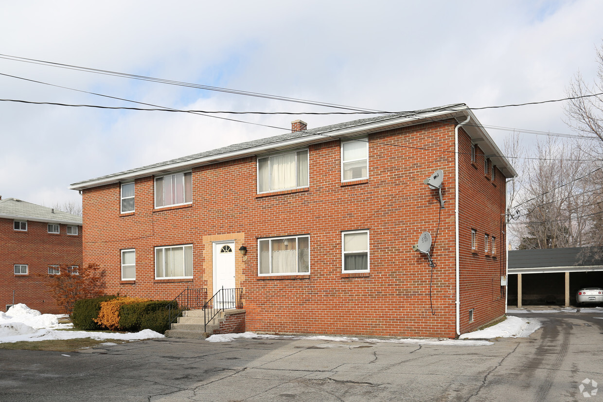 Primary Photo - Genesee Square Apartments