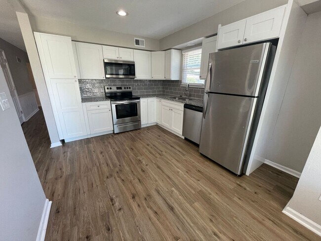 Building Photo - 3-Bedroom, 2-Bathroom duplex in Blue Springs