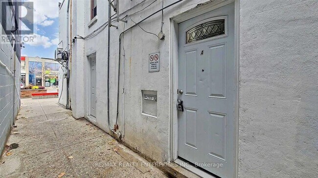 Photo du bâtiment - 255 Lakeshore Rd E