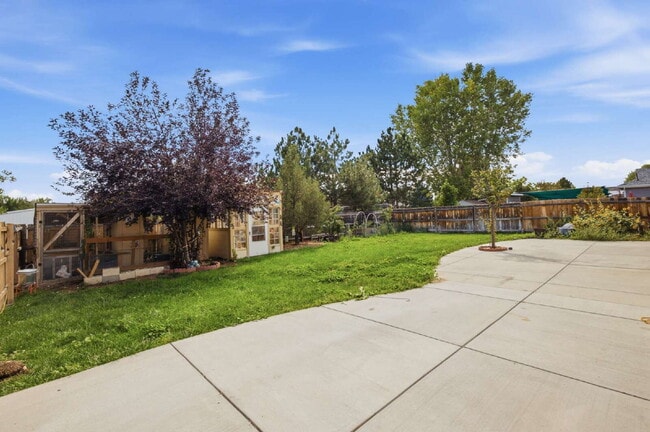 Building Photo - Spacious 5-Bed Retreat with Modern Updates in Aurora. Included - Greenhouse and Shed!
