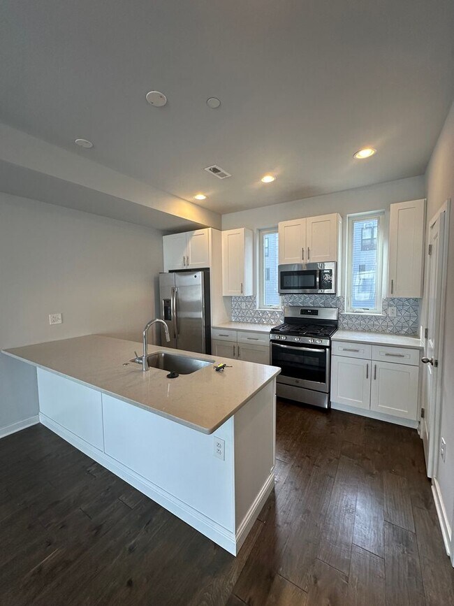 Building Photo - Beautifully Renovated 4 Bed/ 3.5 Bath With Rooftop!