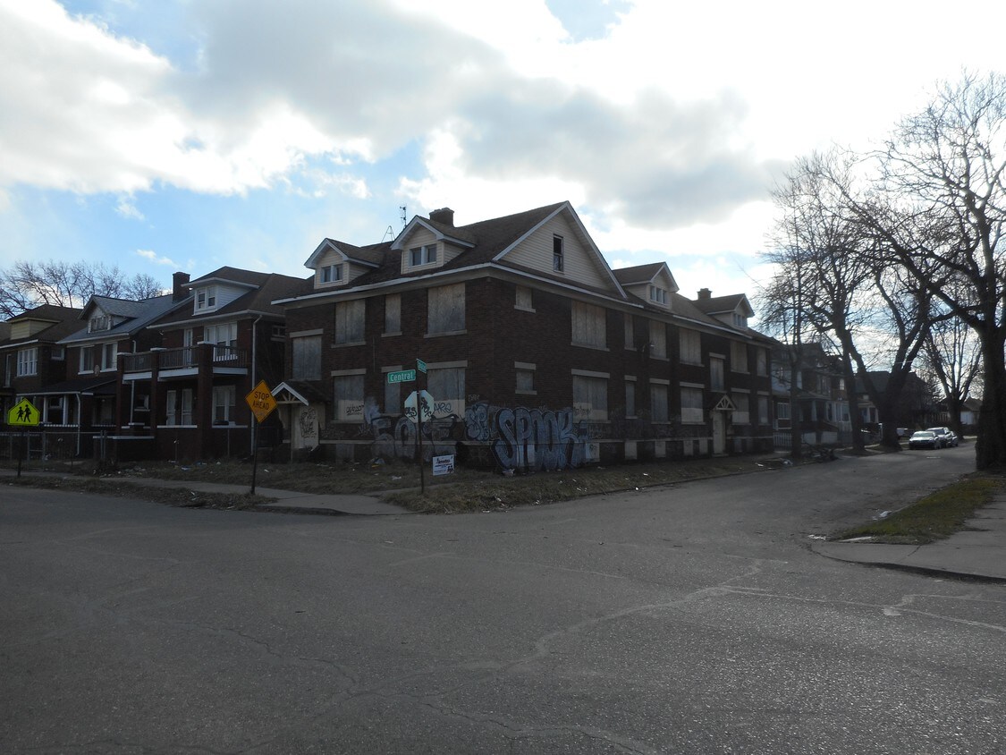 Building Photo - 1739 Central St