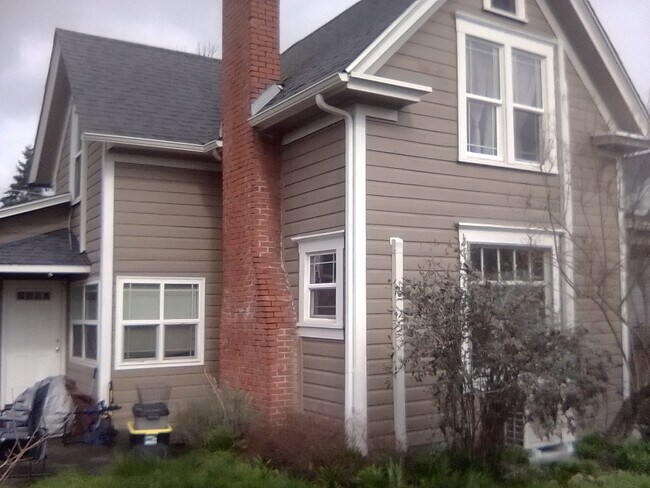 Front/Side View - 2345 Portland St
