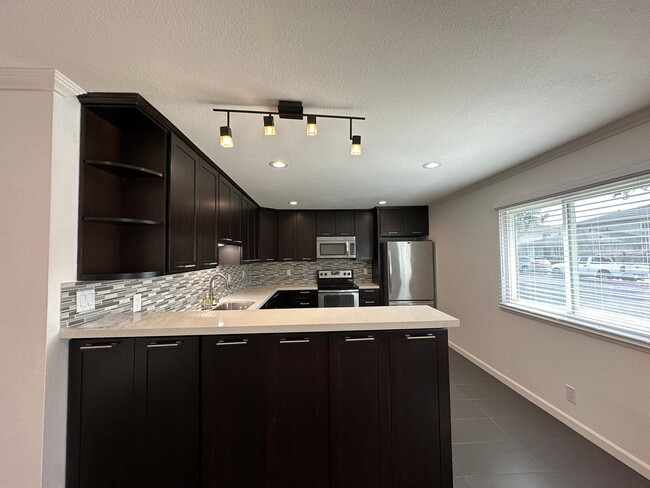 Building Photo - Updated 2 Bed / 1 Bath - Ground Floor Condo - Commuter-Friendly Location