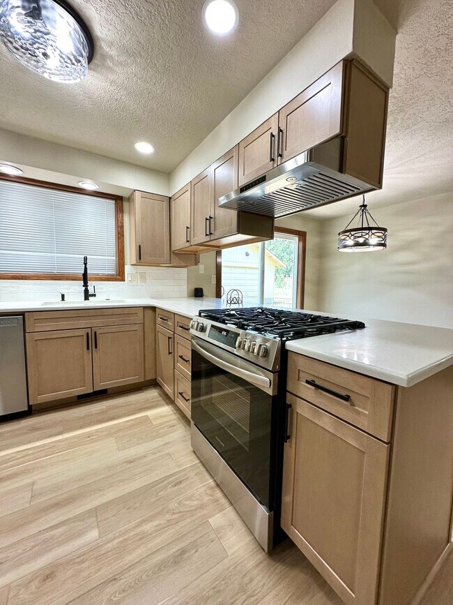 Foto del edificio - Remodeled 3 Bed Home in Deschutes River Woods with A/C & Large Fenced Yard