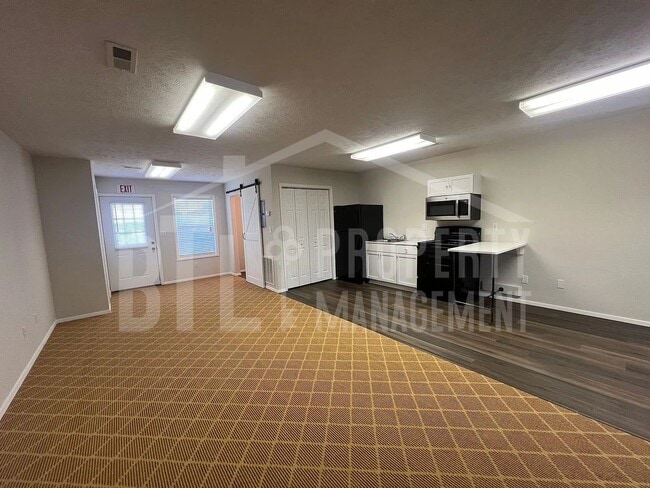 Building Photo - 27 Notch Shopping Center Ln