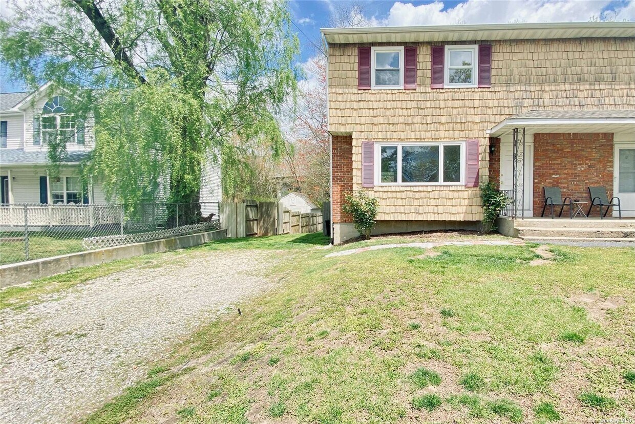 Primary Photo - 15 Montauk Pl