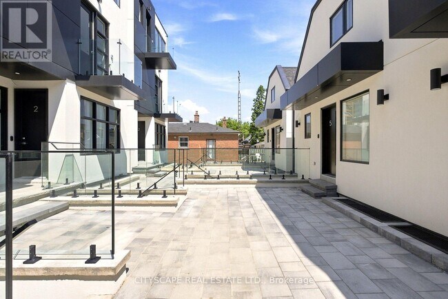 Photo du bâtiment - 587 Oakwood Ave