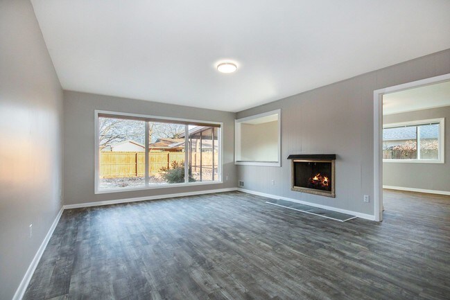 Building Photo - 2149 Lonsdale Dr NE